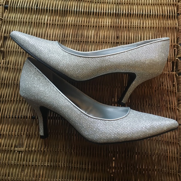 Silver Sparkle Classic Pumps Size 9 NWOT - Picture 2 of 7